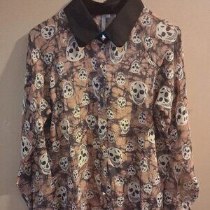 Long sleeve high low skull pattern top